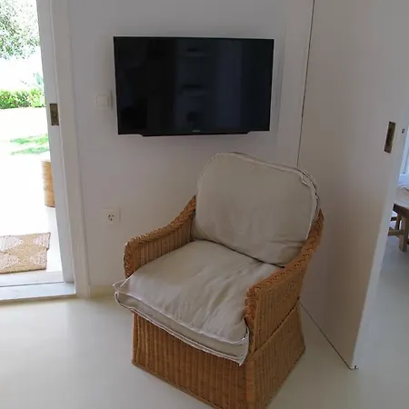 Seafront Calista House With Garden Glifada